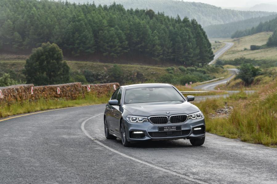  BMW 540i Sedan M Sport 2017 года  (ZA) (фото 19 из 40)